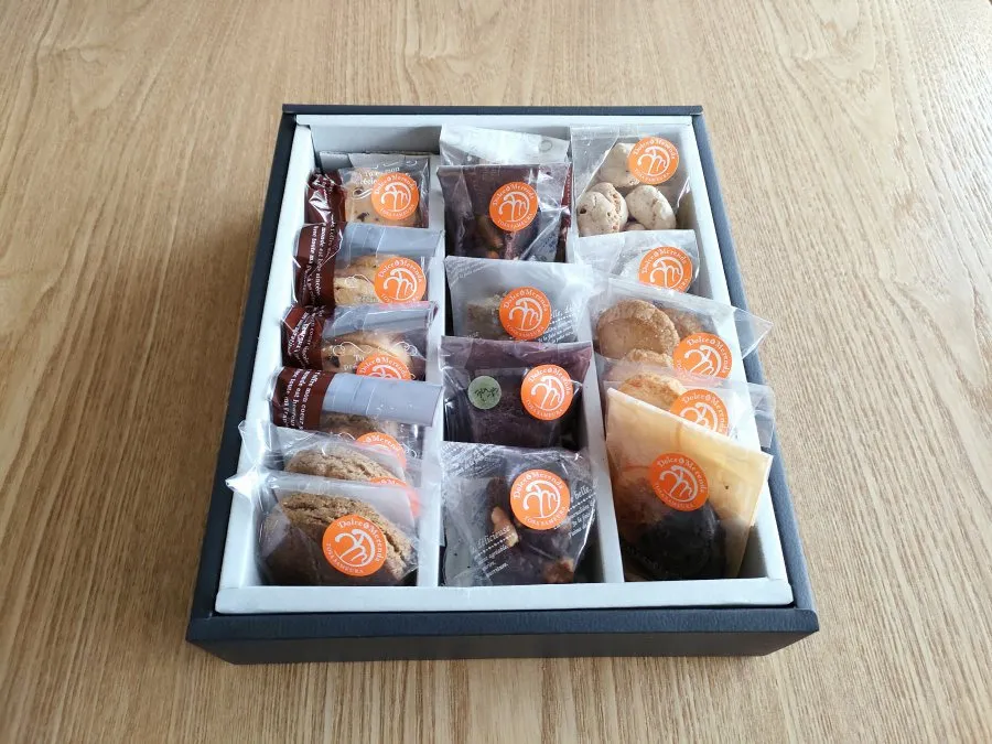 手作りお菓子の詰め合わせ(3列)